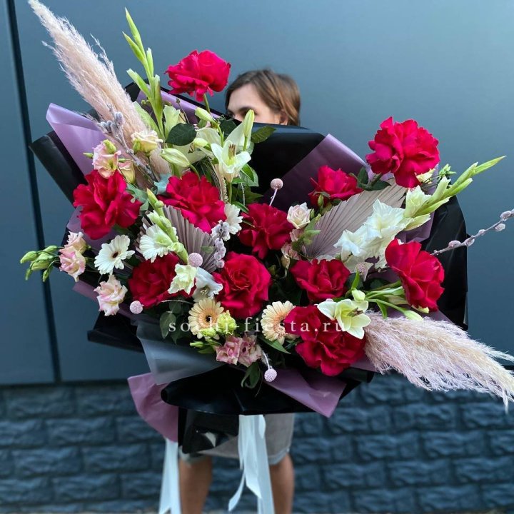 Дизайнерский букет Ред в Сыктывкаре