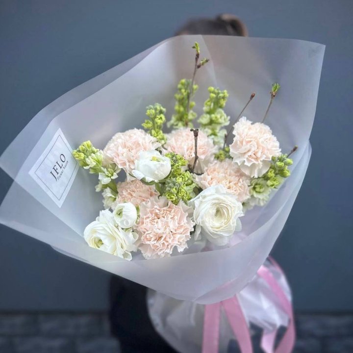 Букет маттиолы и ранункулюсов  в Сыктывкаре