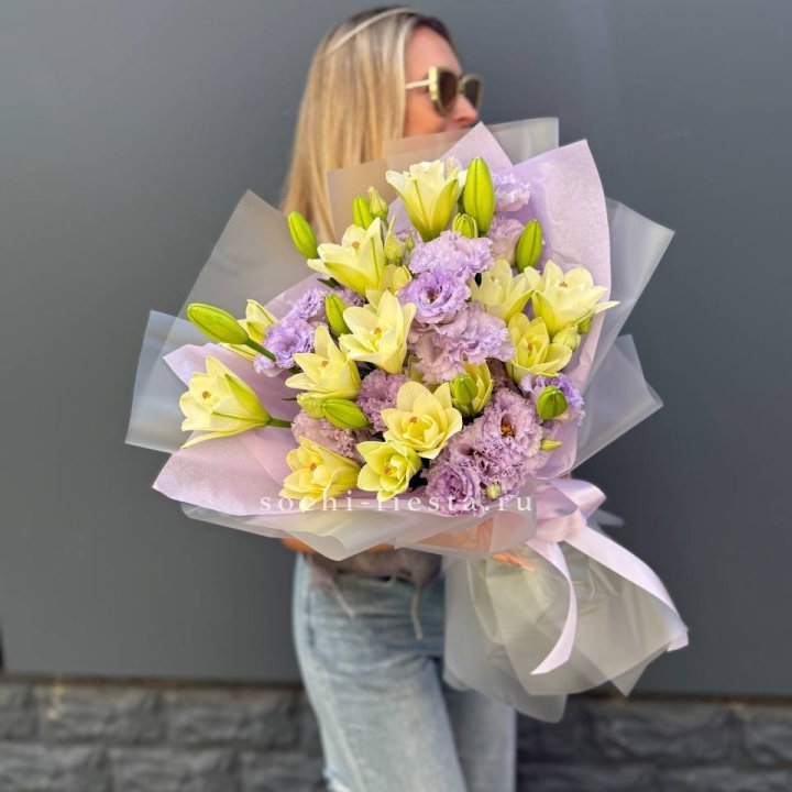  Букет лилий и эустом в Сыктывкаре