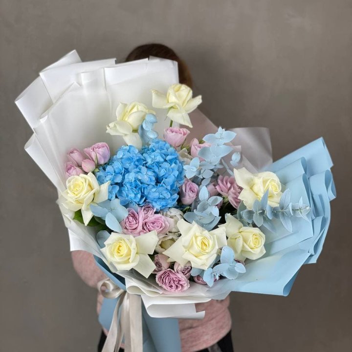 Дизайнерский букет "Блю скайфорт" в Сыктывкаре