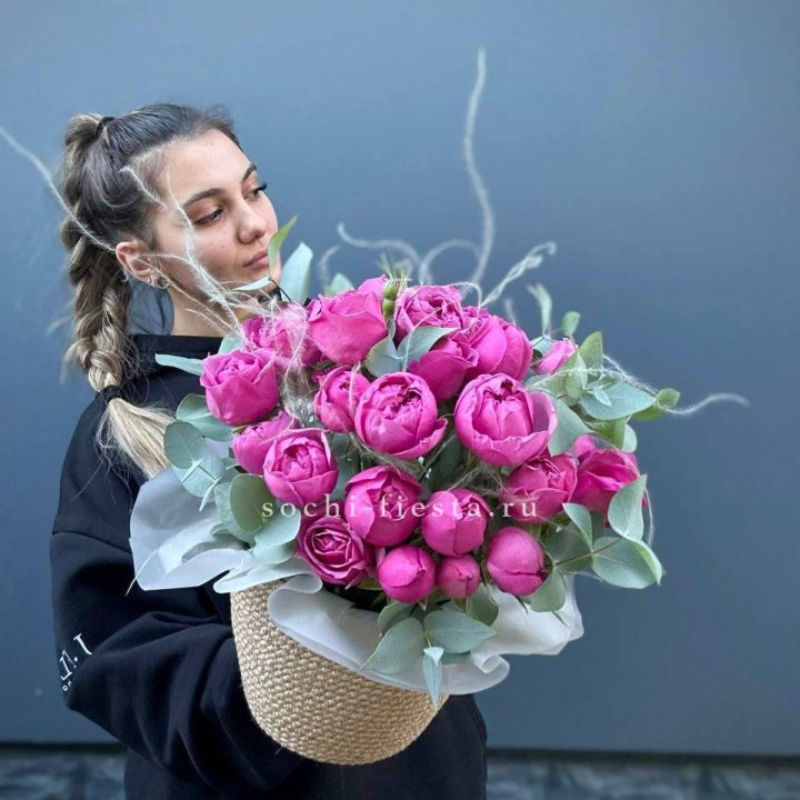 Пионовидные розы  в джутовом кашпо  в Сыктывкаре