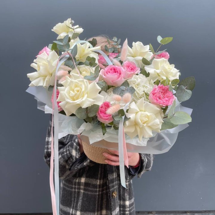 Кашпо с розами в Сыктывкаре