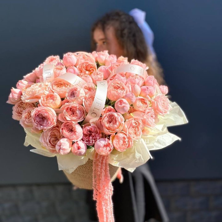 Кустовые розы Джульетта в джутовом кашпо в Сыктывкаре