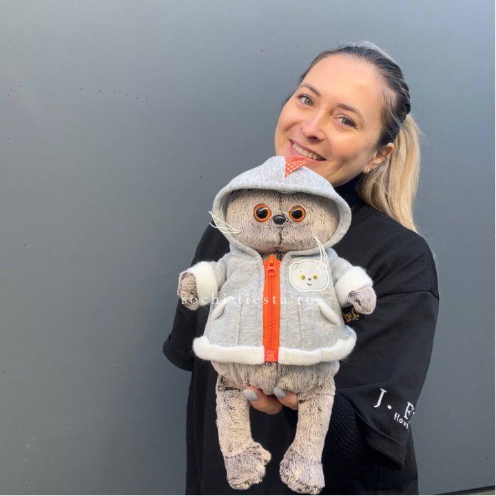 Кот Басик в толстовке в Сыктывкаре