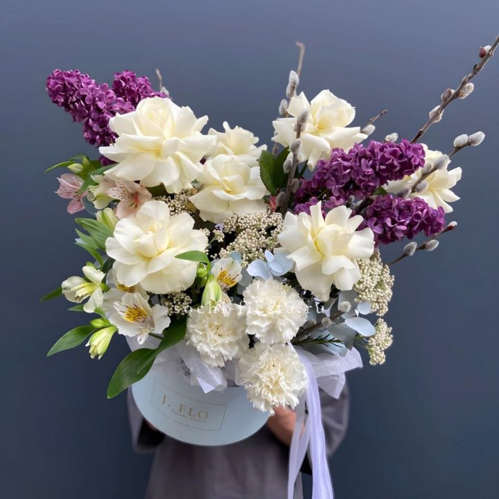 Цветочный бокс Французских роз и Сирени в Сыктывкаре