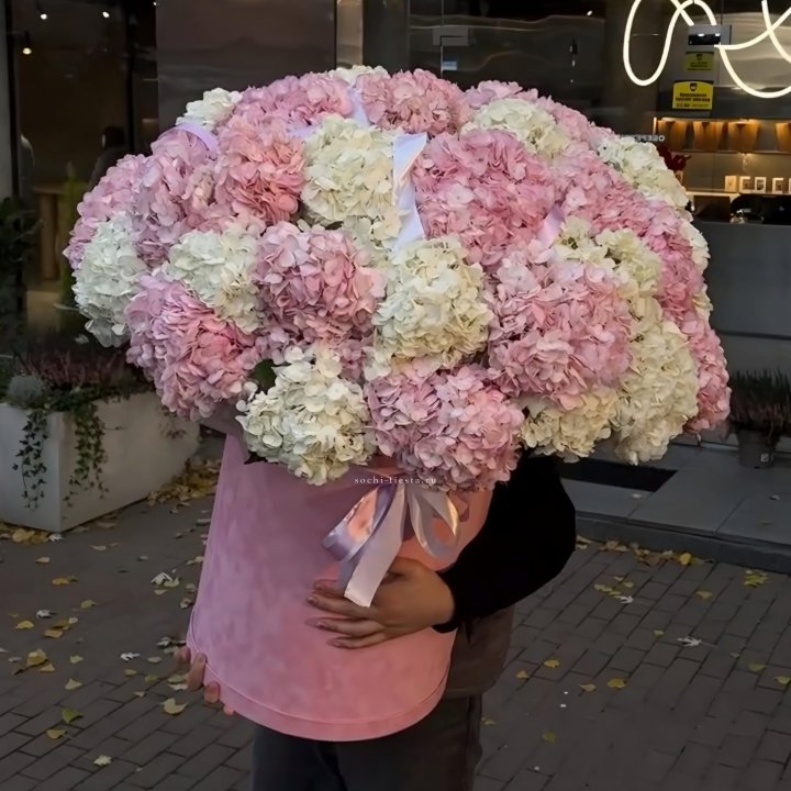 Дизайнерский цилиндр с гортензиями  в Сыктывкаре