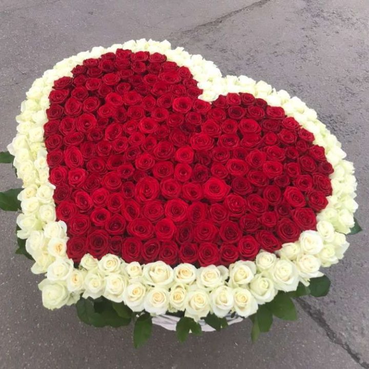 333 розы в корзине в Сыктывкаре