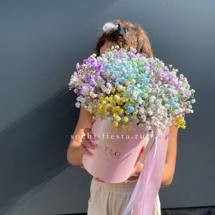 Радужные гипсофилы в шляпной коробке в Сыктывкаре
