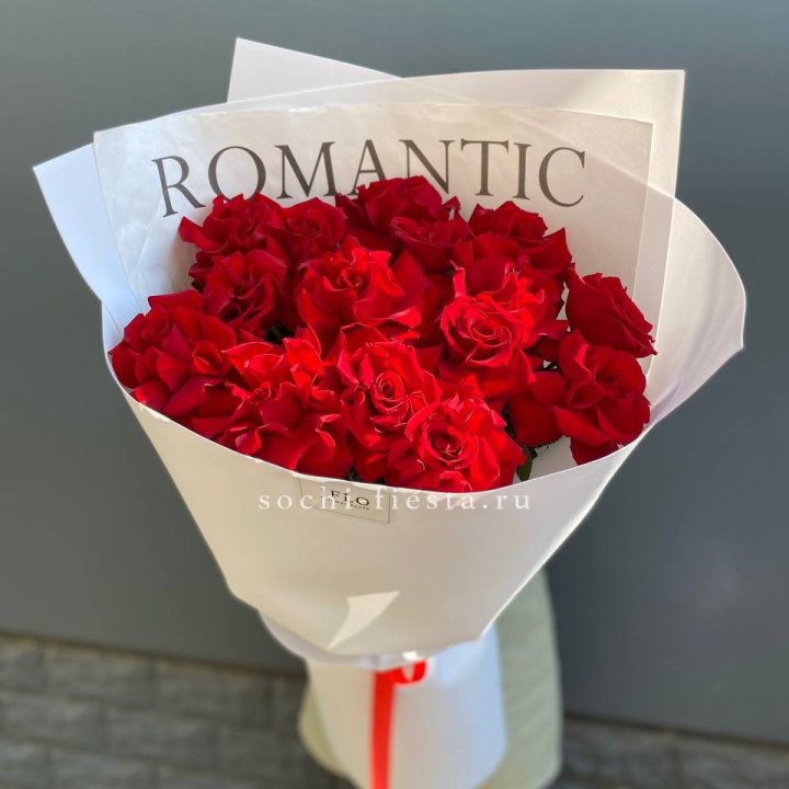 19 высоких роз в оформлении в Сыктывкаре