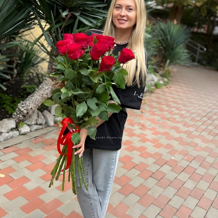 15 высоких красных роз в Сыктывкаре
