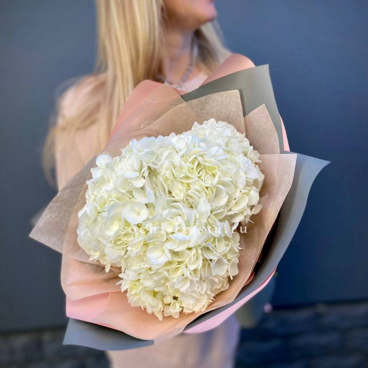 Букет из трёх белых гортензий в Сыктывкаре