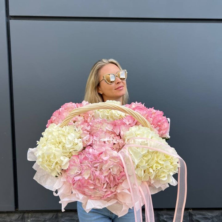 7 гортензий в корзине в Сыктывкаре