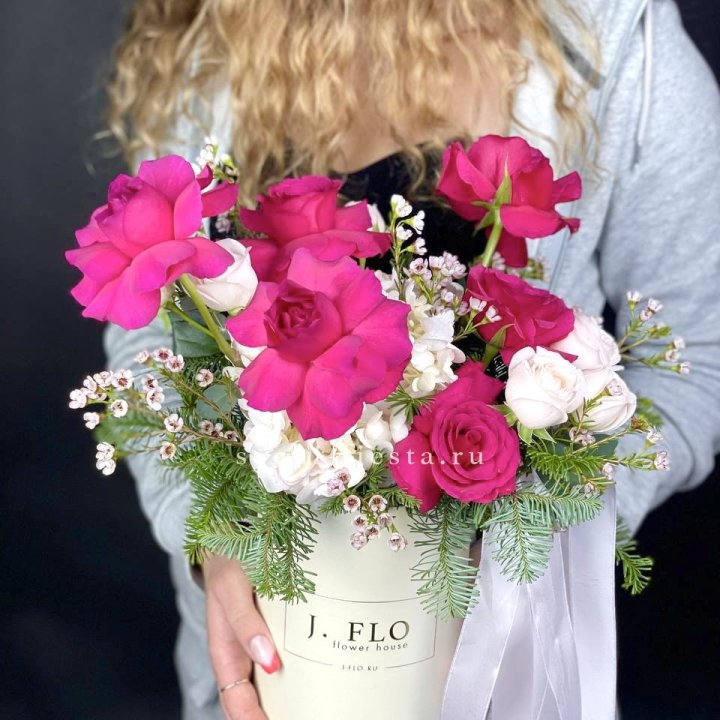 Новогодняя композиция в коробке пинк розе в Сыктывкаре