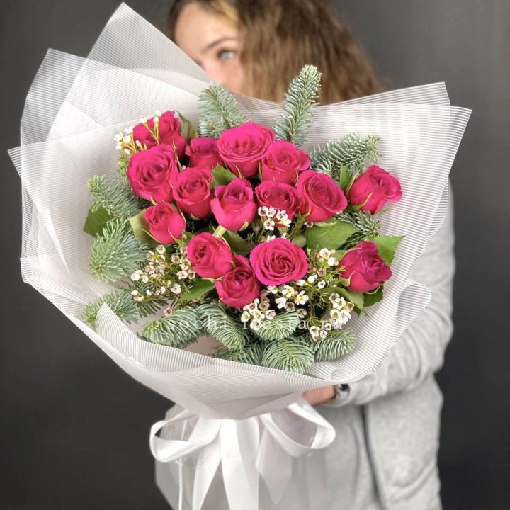 Новогодний букет Елки и Розы в Сыктывкаре