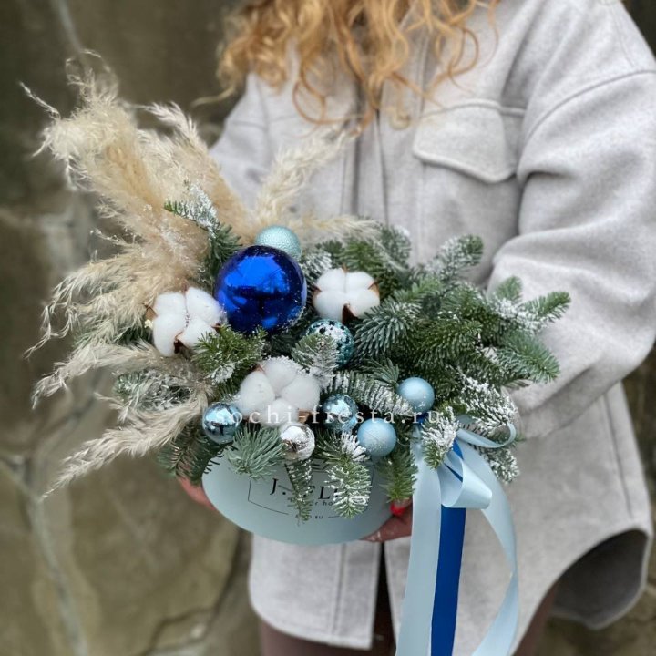 Новогодняя композиция в коробке блю в Сыктывкаре