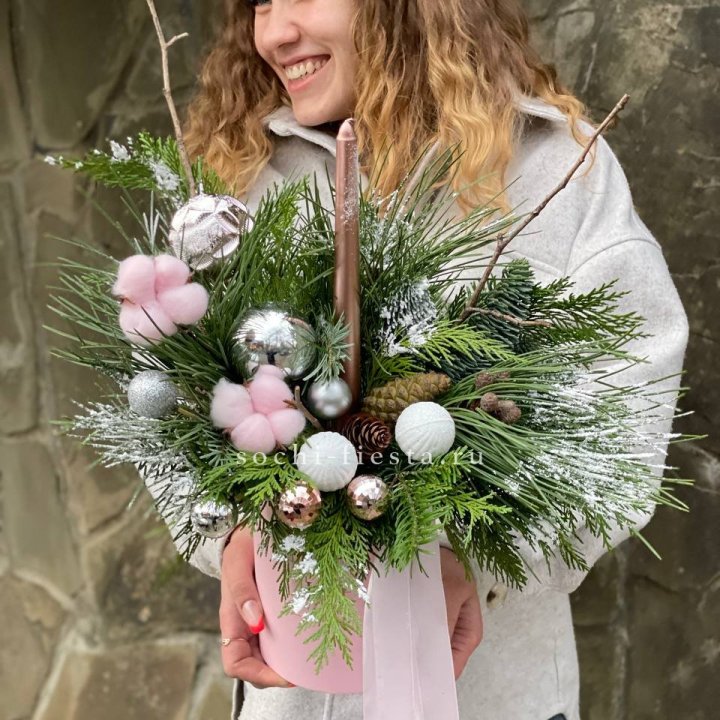 Новогодняя композиция в коробке пинк в Сыктывкаре