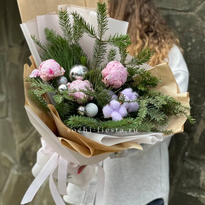 Новогодний букет с пионами  в Сыктывкаре