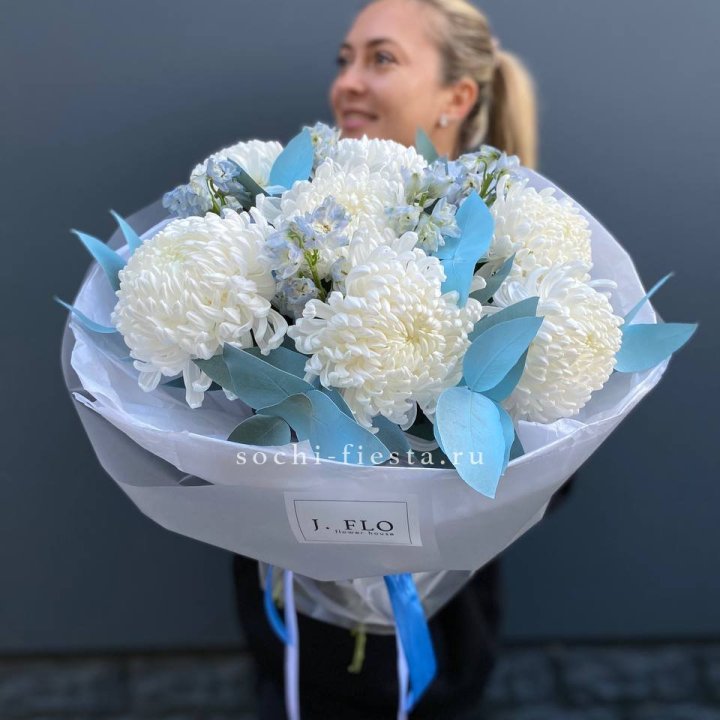 Букет хризантем Бигуди и дельфиниума  в Сыктывкаре