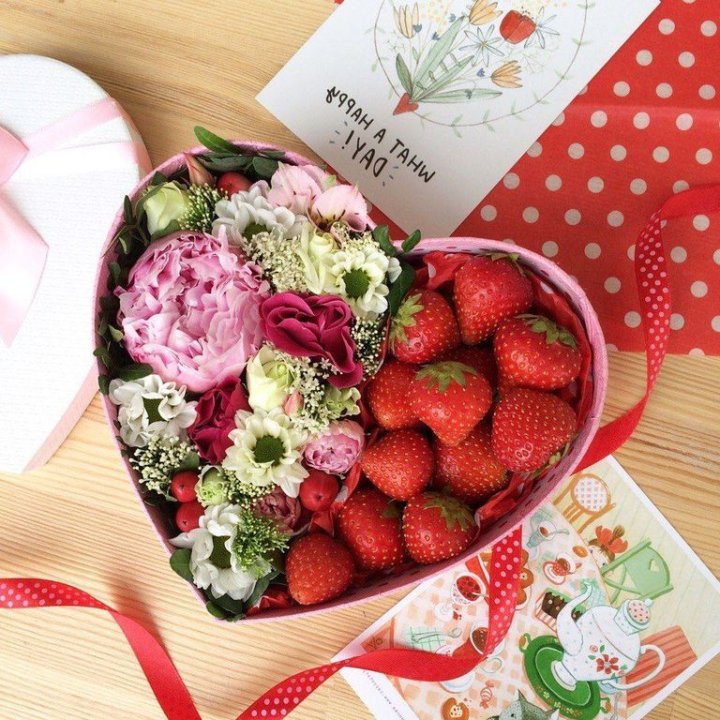 Бокс с клубникой и цветами в Сыктывкаре