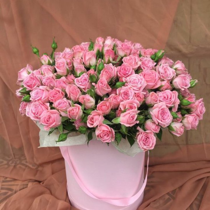 Кустовые розы в коробке в Сыктывкаре