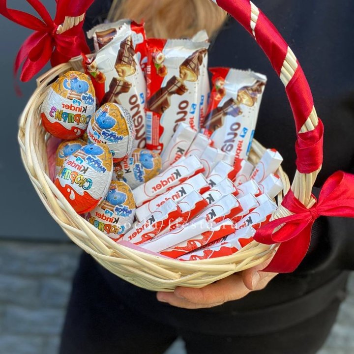 Корзина с киндерами  в Сыктывкаре