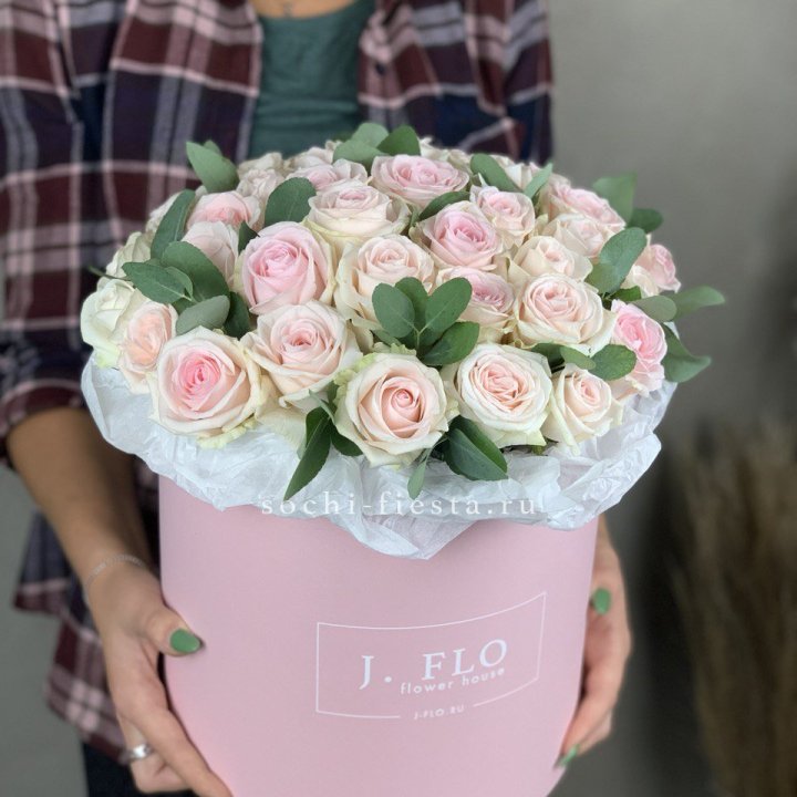 35 розовых роз в цилиндре в Сыктывкаре