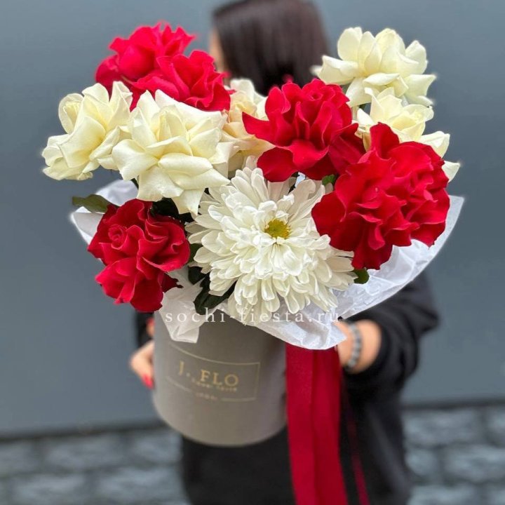 Французские розы с хризантемой в боксе в Сыктывкаре