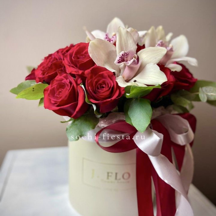 Розы и орхидеи в боксе в Сыктывкаре