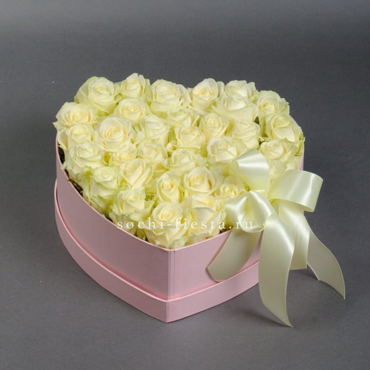 35 белых роз в коробке "Сердце" в Сыктывкаре