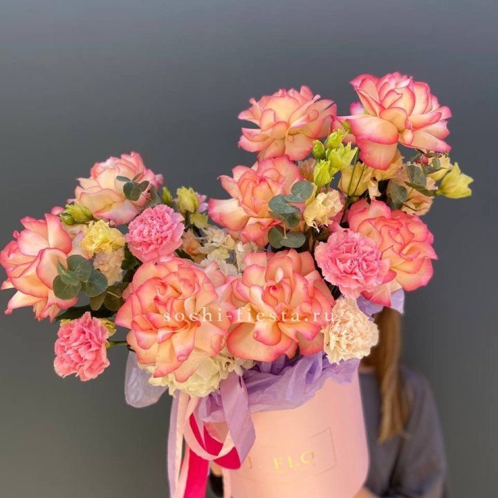 Бокс нежный с розами в Сыктывкаре