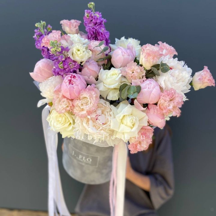 Дизайнерский цилиндр с пионами "Ривьера" в Сыктывкаре