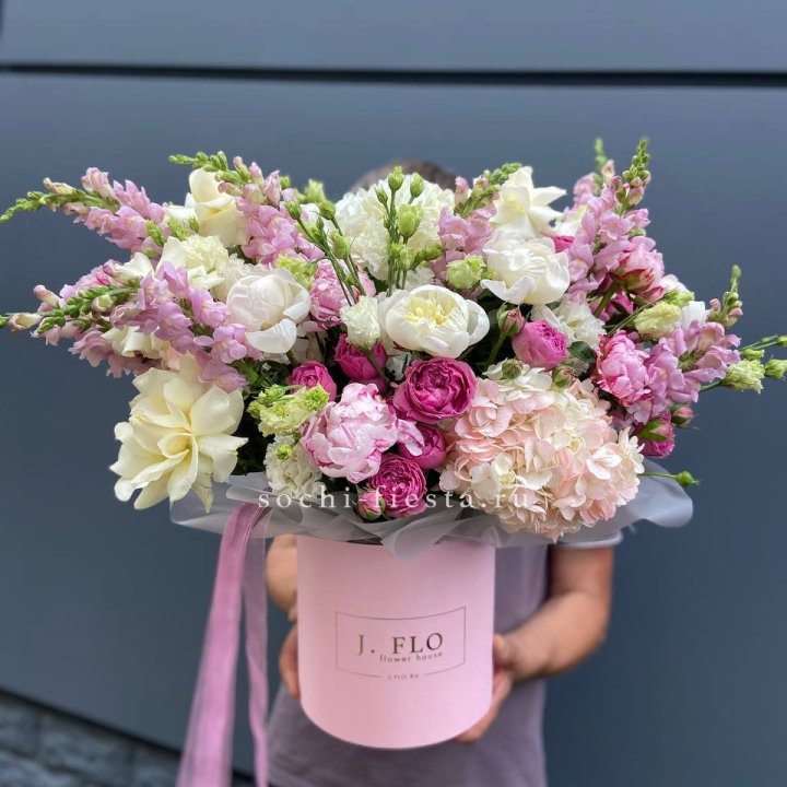 Дизайнерский цилиндр с пионами "Саманта" в Сыктывкаре