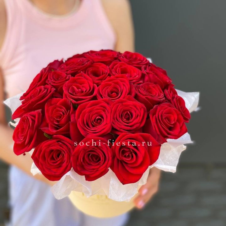 Красные розы в цилиндре в Сыктывкаре