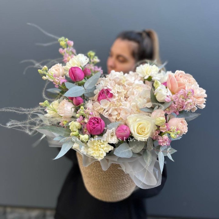 Цветочная композиция в джутовом боксе  в Сыктывкаре