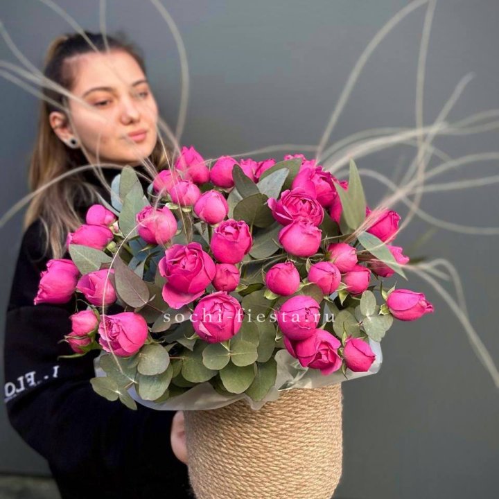 Пионовидные розы Мисти Бабблс в джутовом кашпо в Сыктывкаре