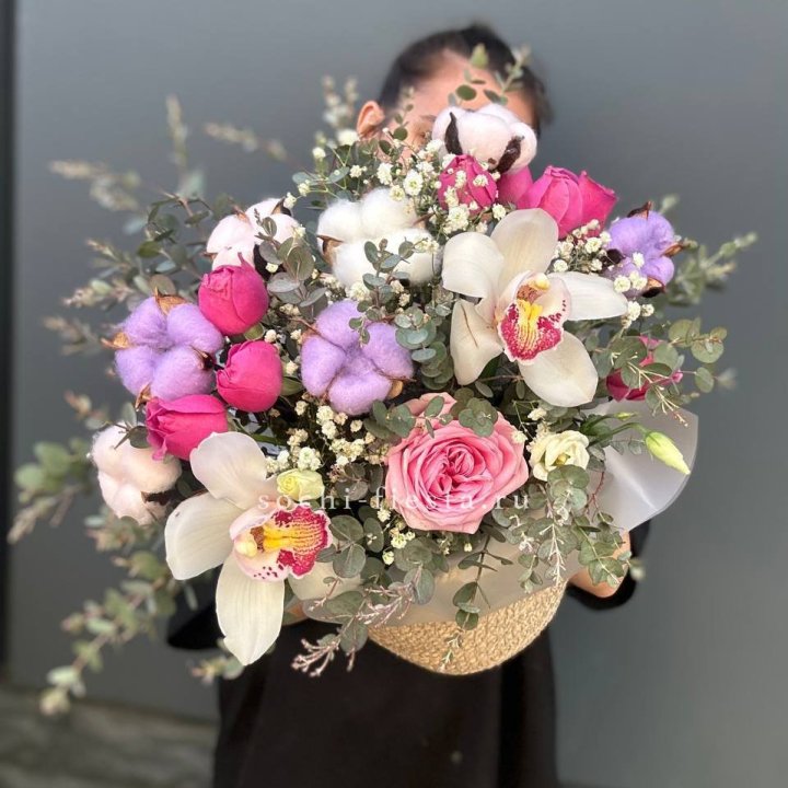 Орхидея и розы в джутовом кашпо в Сыктывкаре