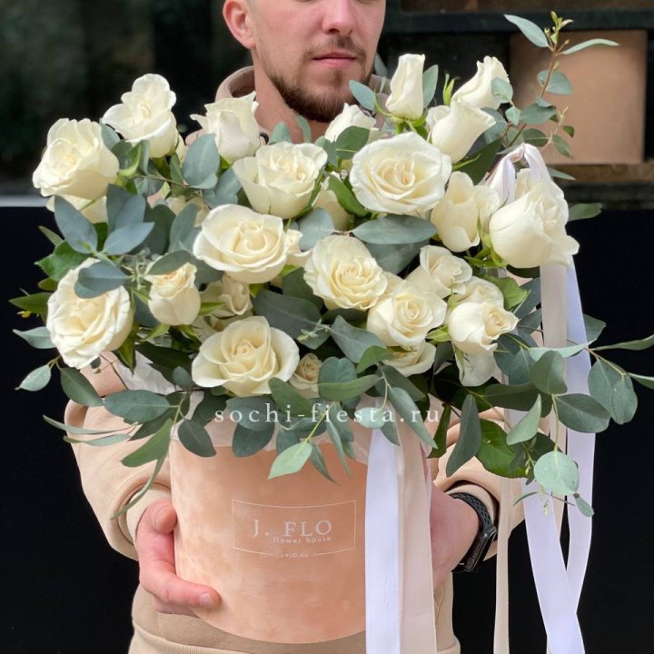 41 белая роз в бархатном боксе в Сыктывкаре