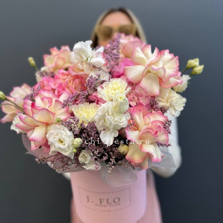 Цветочная композиция "Глория" в боксе в Сыктывкаре