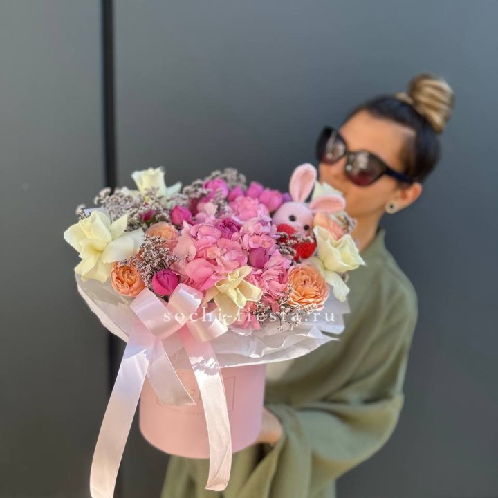 Дизайнерский цилиндр с игрушкой "Лола" в Сыктывкаре