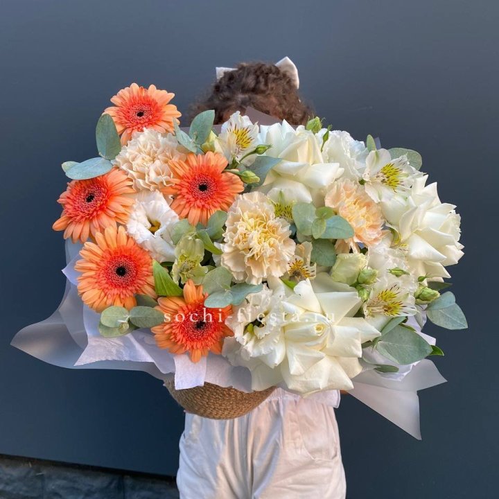 Розы и герберы в джутовом кашпо "Георгино" в Сыктывкаре