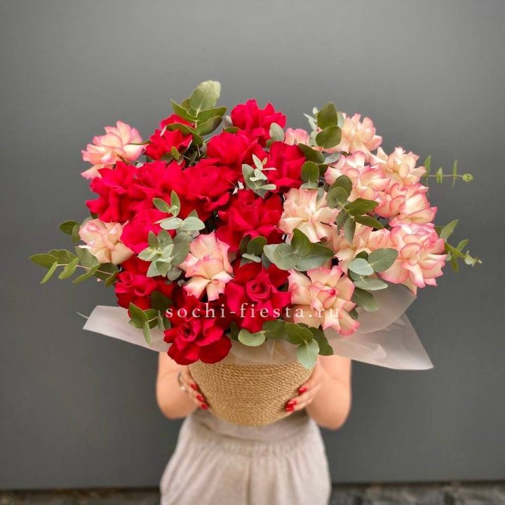 25 Французских роз в джутовом кашпо  в Сыктывкаре