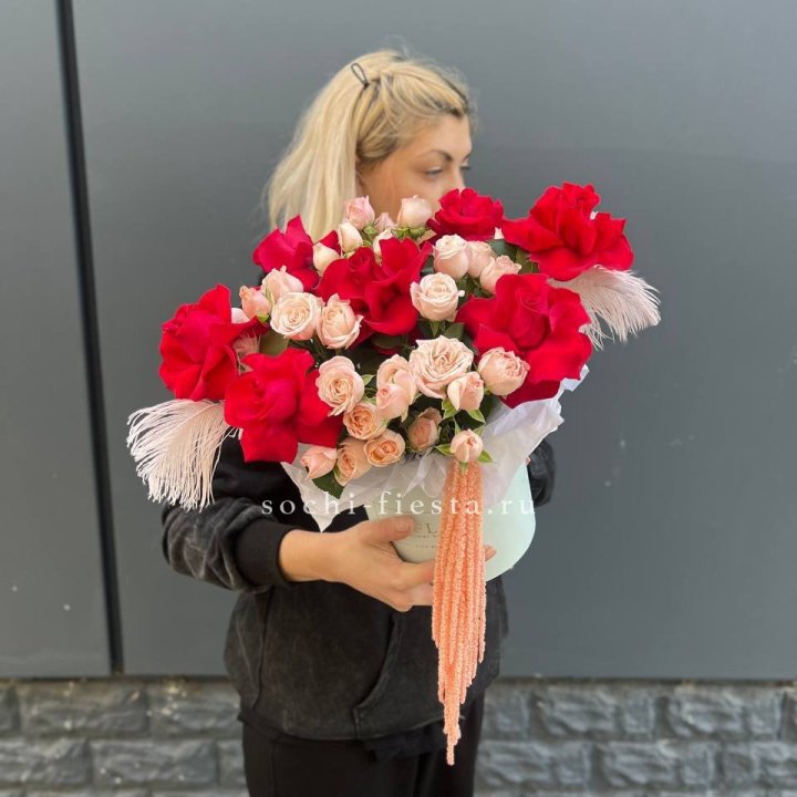 Бокс с нежными розами  в Сыктывкаре