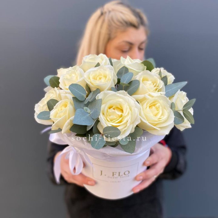 15 белых роз в боксе в Сыктывкаре