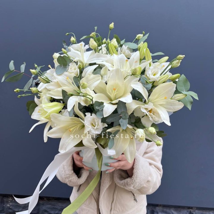 Бокс лилий и эустомы в Сыктывкаре