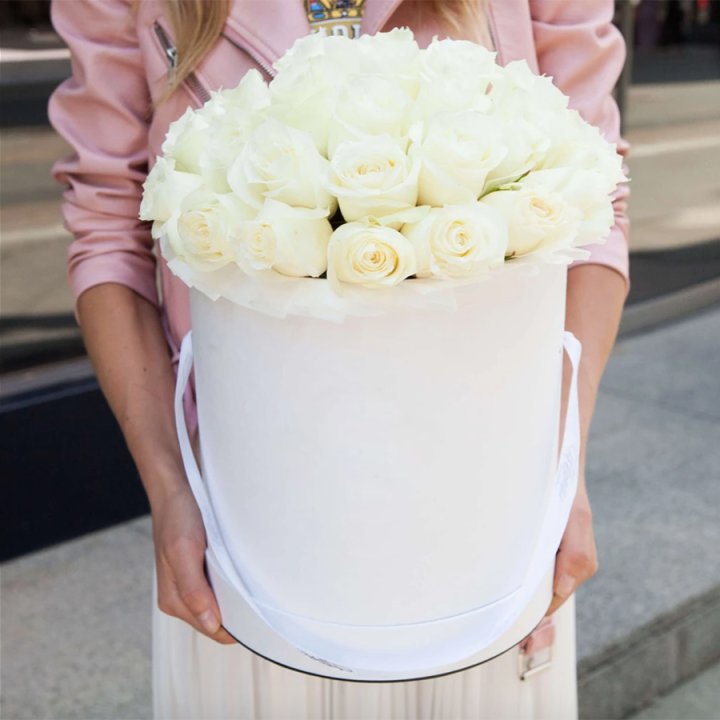 35 белых роз в цилиндре в Сыктывкаре