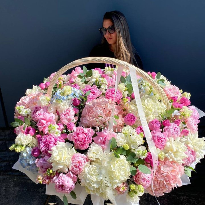 Цветочная корзина из пионов и пионовидных роз "Перфекте" в Сыктывкаре