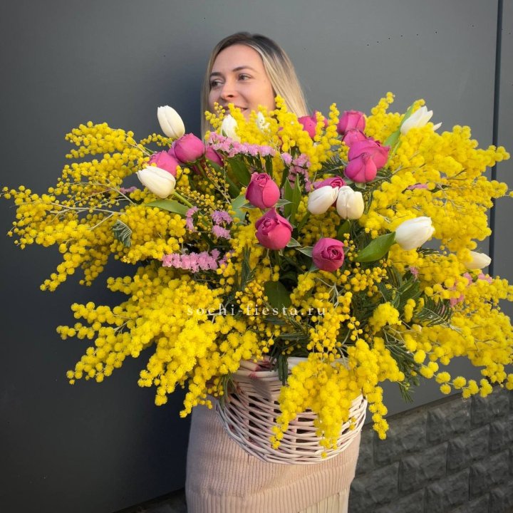 Цветочная корзина с мимозой "Спринг" в Сыктывкаре