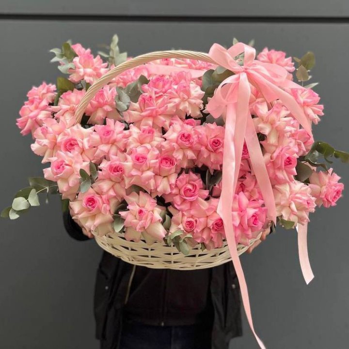 51 розовая роза в корзине в Сыктывкаре
