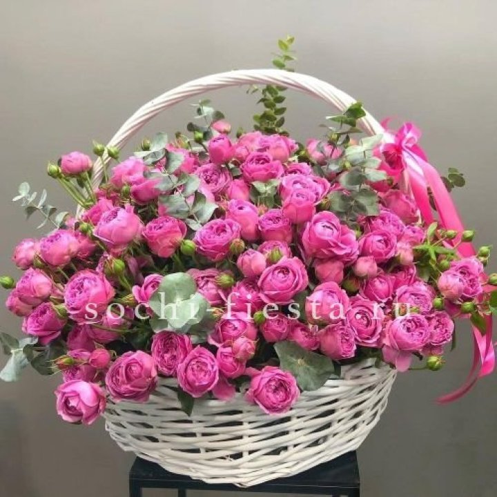 65 пионовидных кустовых роз в корзине в Сыктывкаре