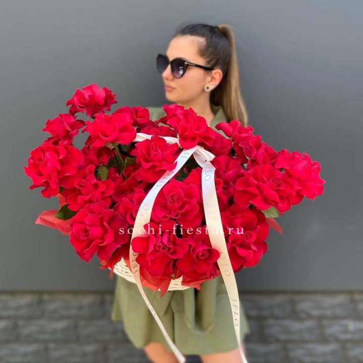 Красные французские розы в корзине в Сыктывкаре